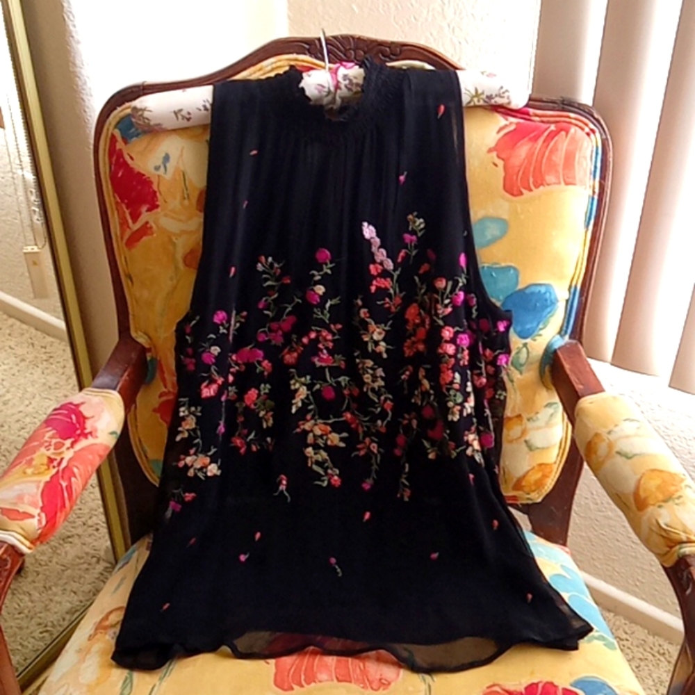 Floreat.Sleeveless Top. Embellished w/ Colorful Flowers. Versatile.Worn Once. M.